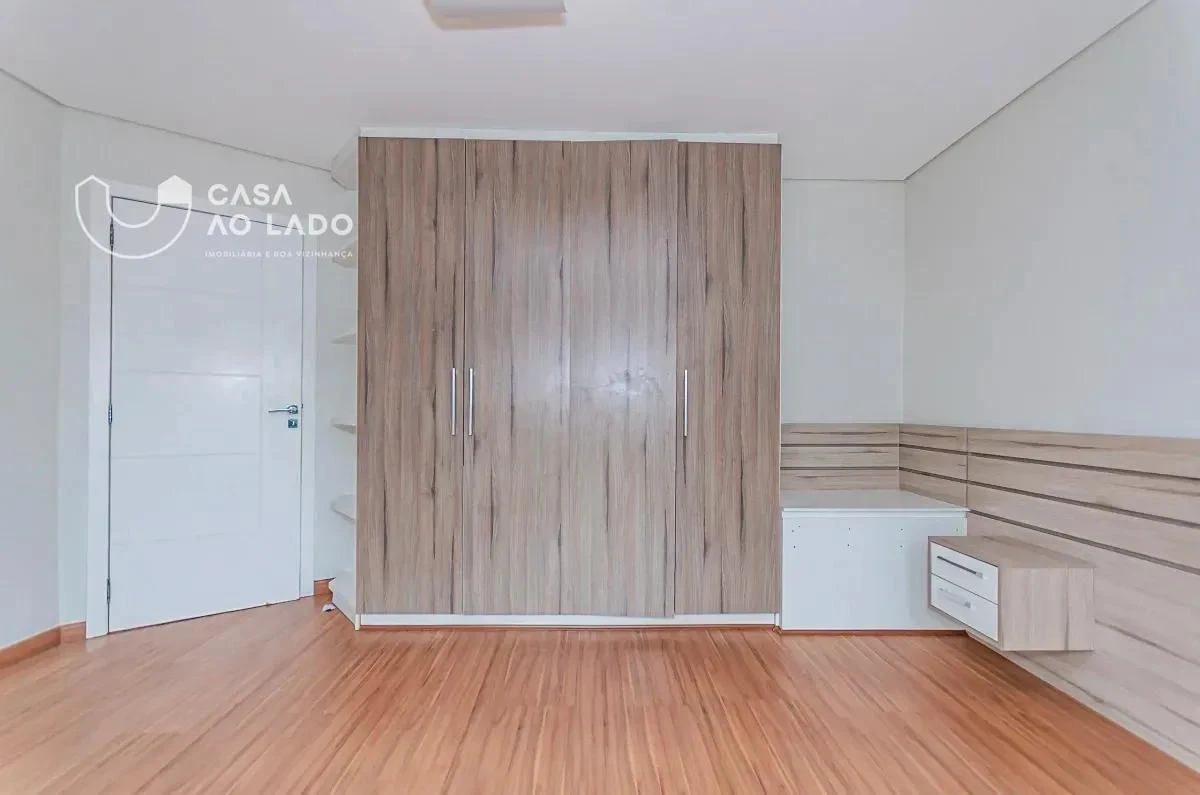 Balcony with a grill in a 3-bedroom house, 264 m² — photo 31
