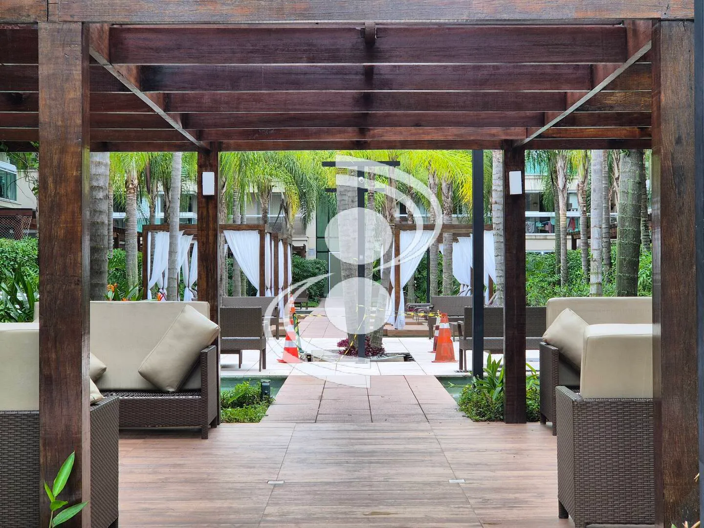 Garden-style apartment with 2 bedrooms and 4 bathrooms — photo 40