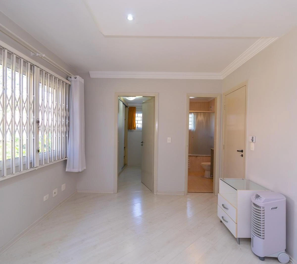 Walk-in closet in a 3-bedroom house, 140 m² — photo 8