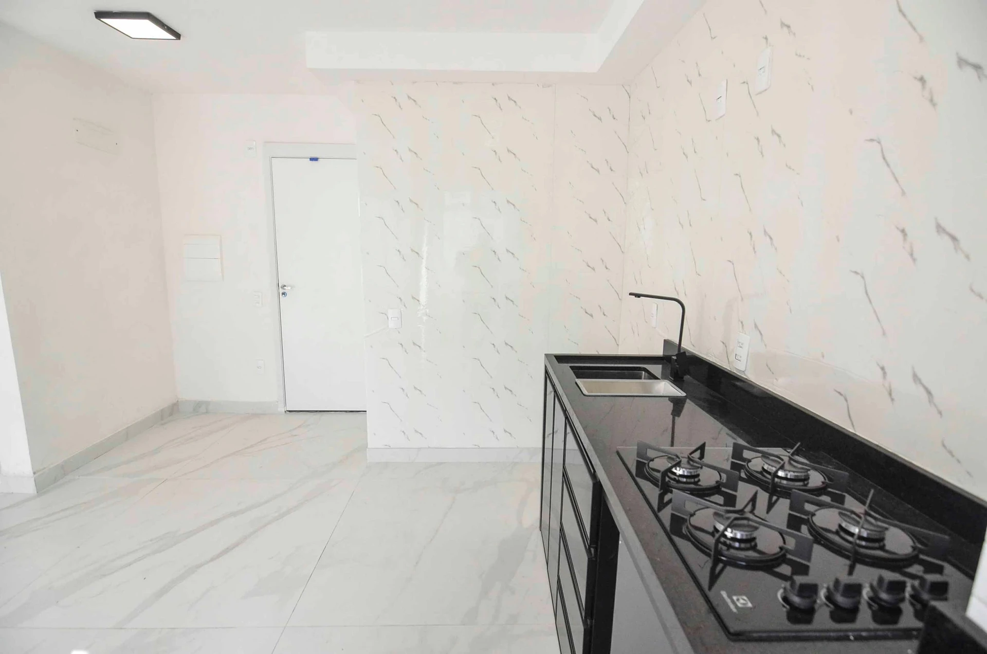 Apartamento de 2 quartos com varanda fechada de vidro — photo 50