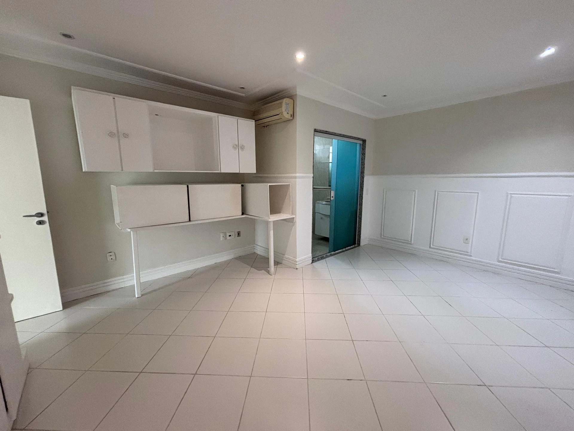 Condo house with 6 bedrooms and a balcony grill — photo 34