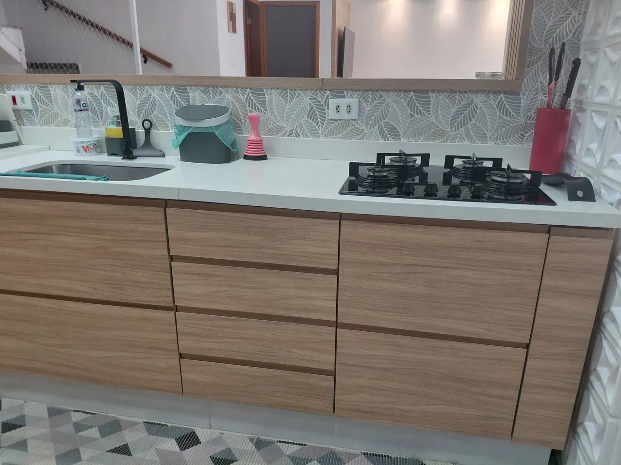 Furnished 3-bedroom apartment with glass balcony — photo 12