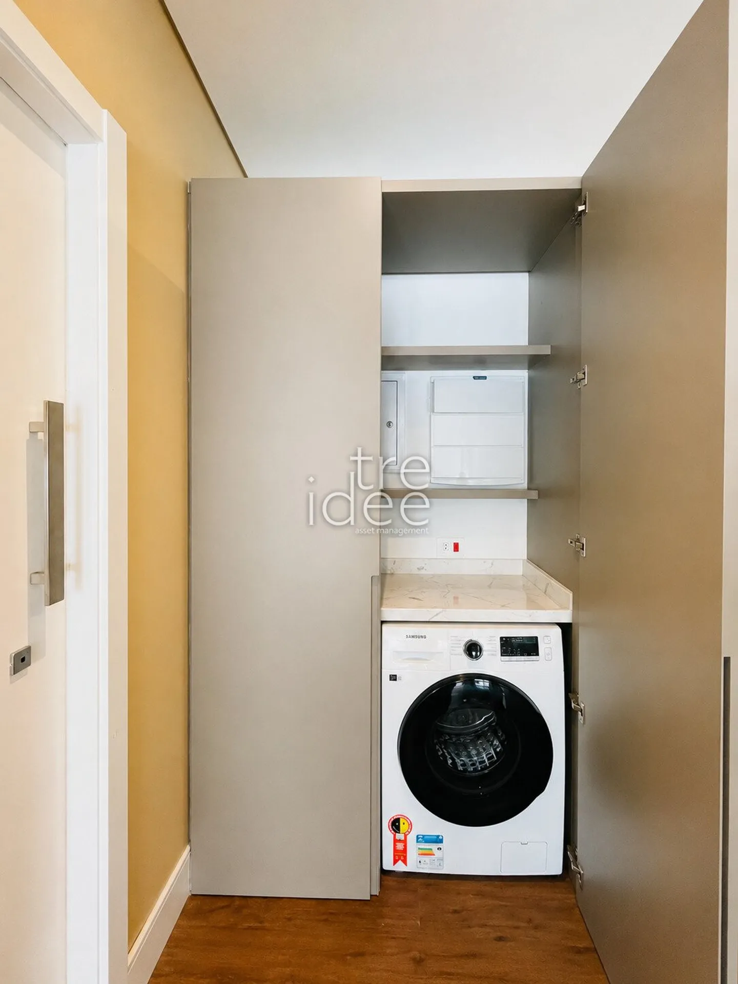 Furnished 1-bedroom apartment with an open-plan kitchen — photo 17