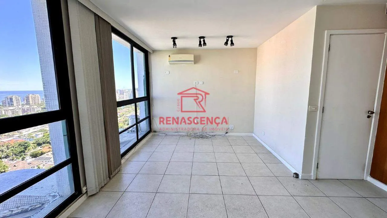 Apartment with 3 bedrooms and a balcony with floor-to-ceiling windows — photo 4