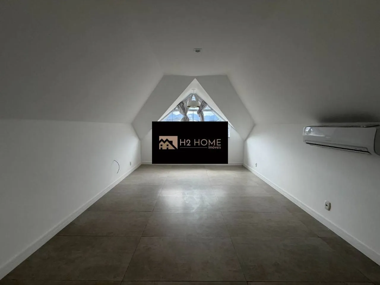 290 m² house with 4 bedrooms and 4 parking spots — photo 33