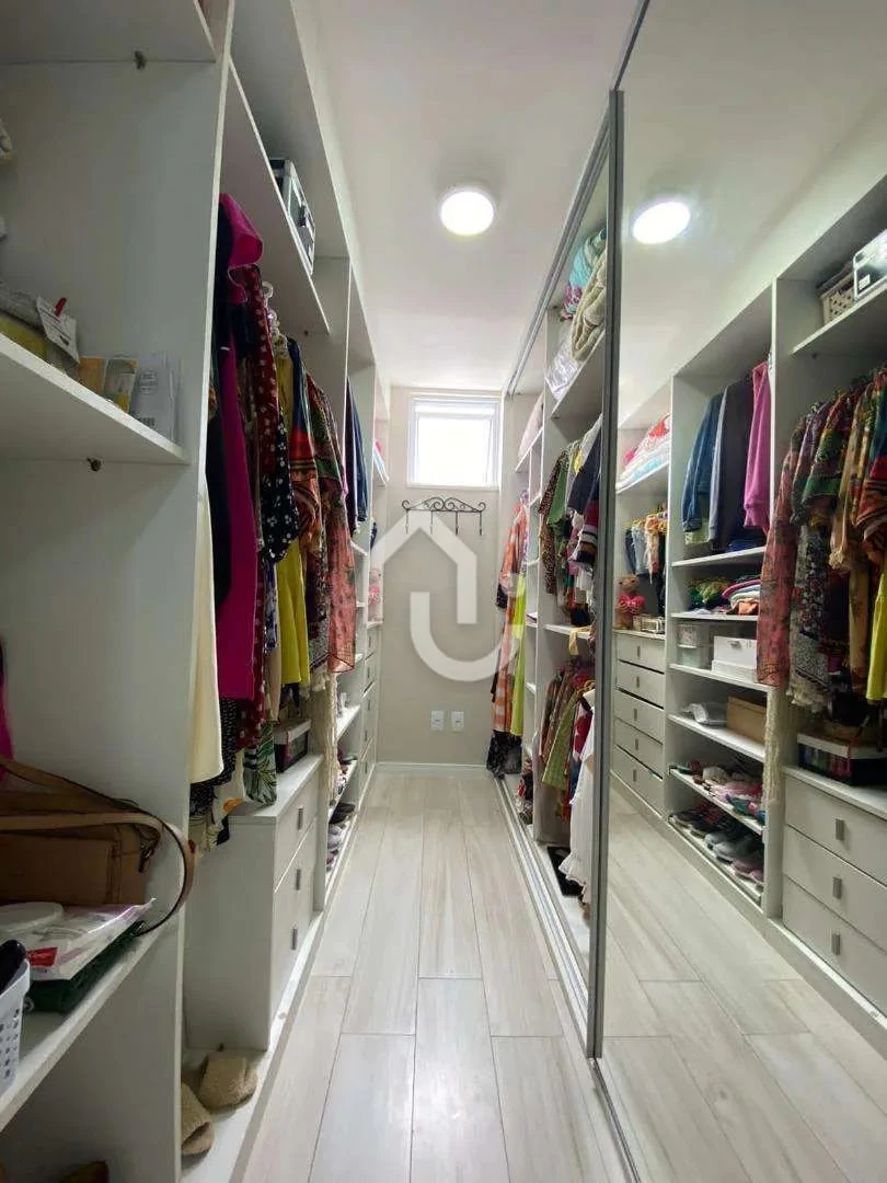 Walk-in closet in a 4-bedroom apartment, 210 m² — photo 9