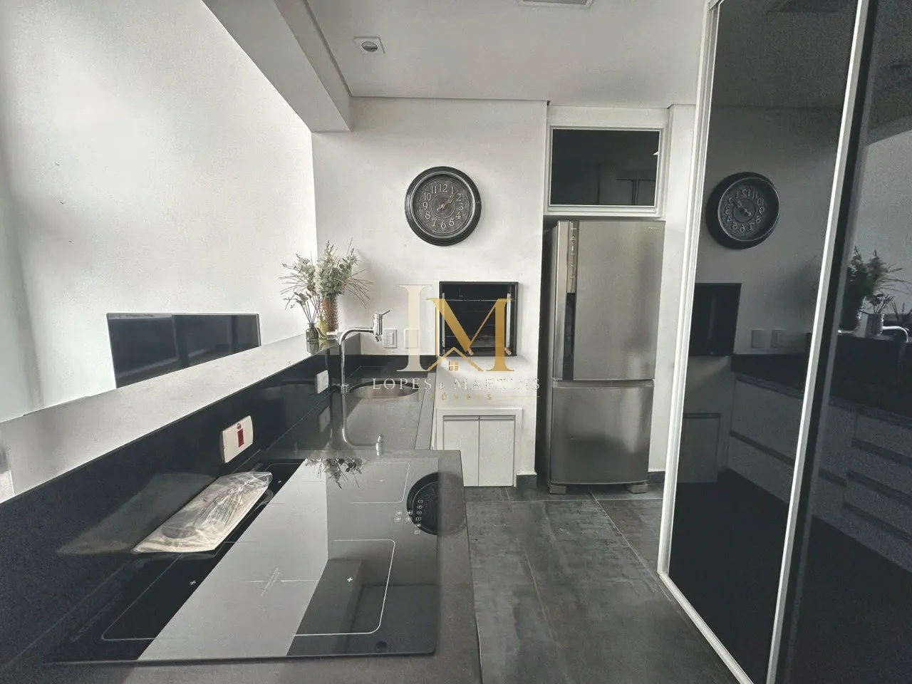 One-bedroom apartment in a building with a gym — photo 25