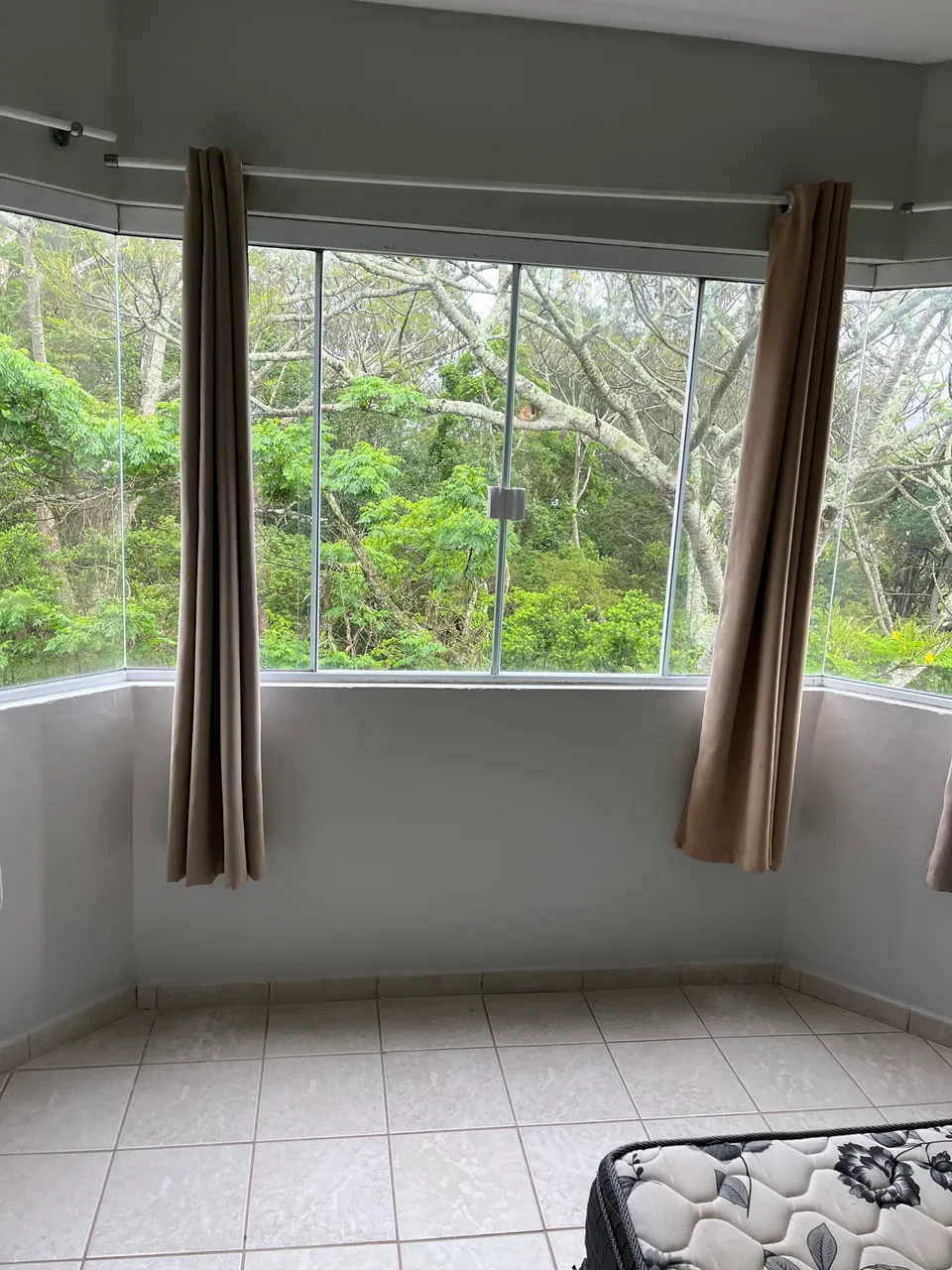 Furnished studio with balcony, bedroom and bathroom — photo 13