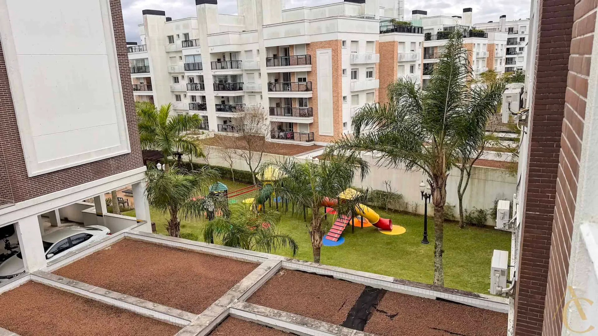 Balcony with a grill in a 3-bedroom apartment, 97 m² — photo 36