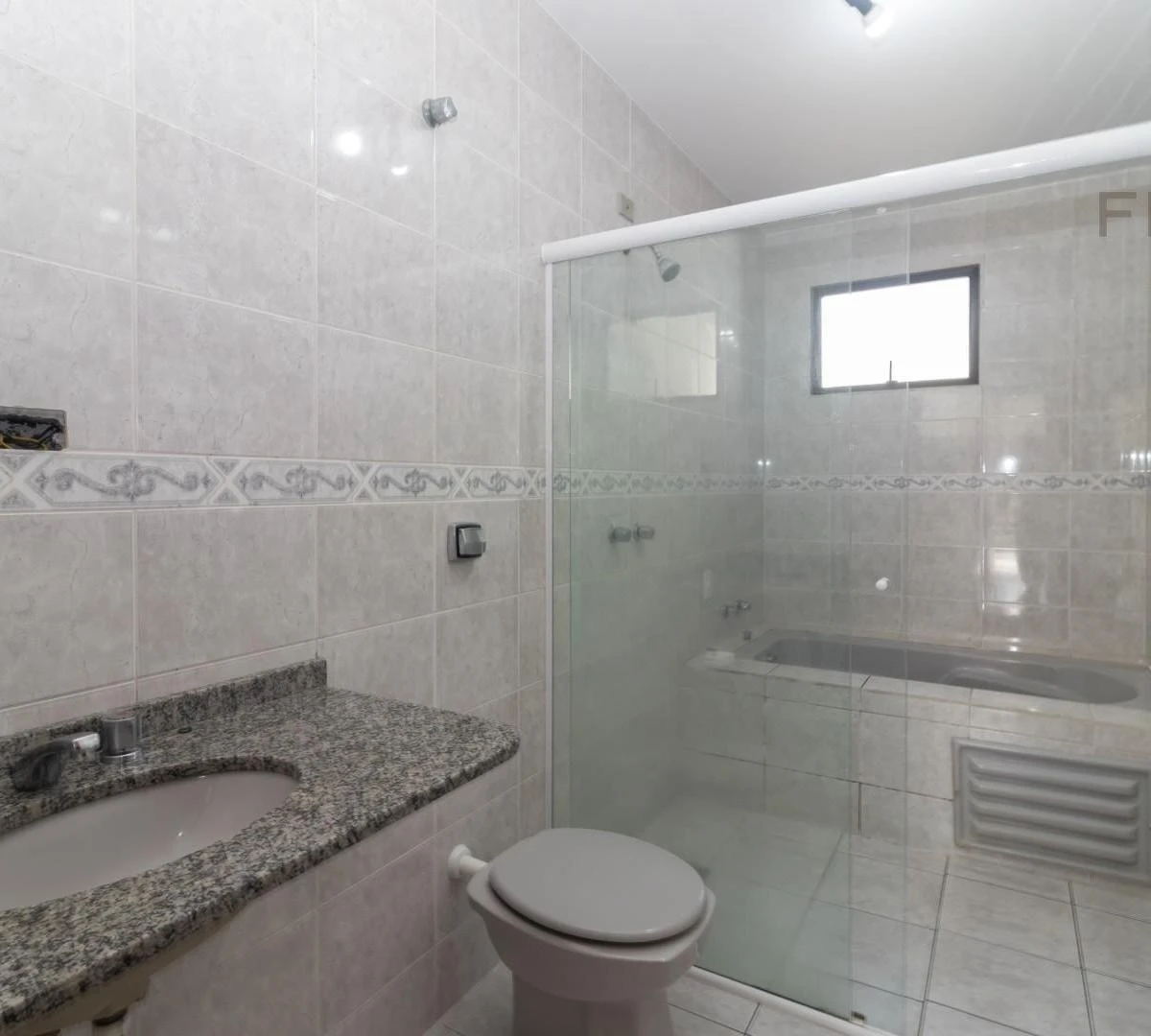 4-bedroom house with a bathtub in Curitiba — photo 7