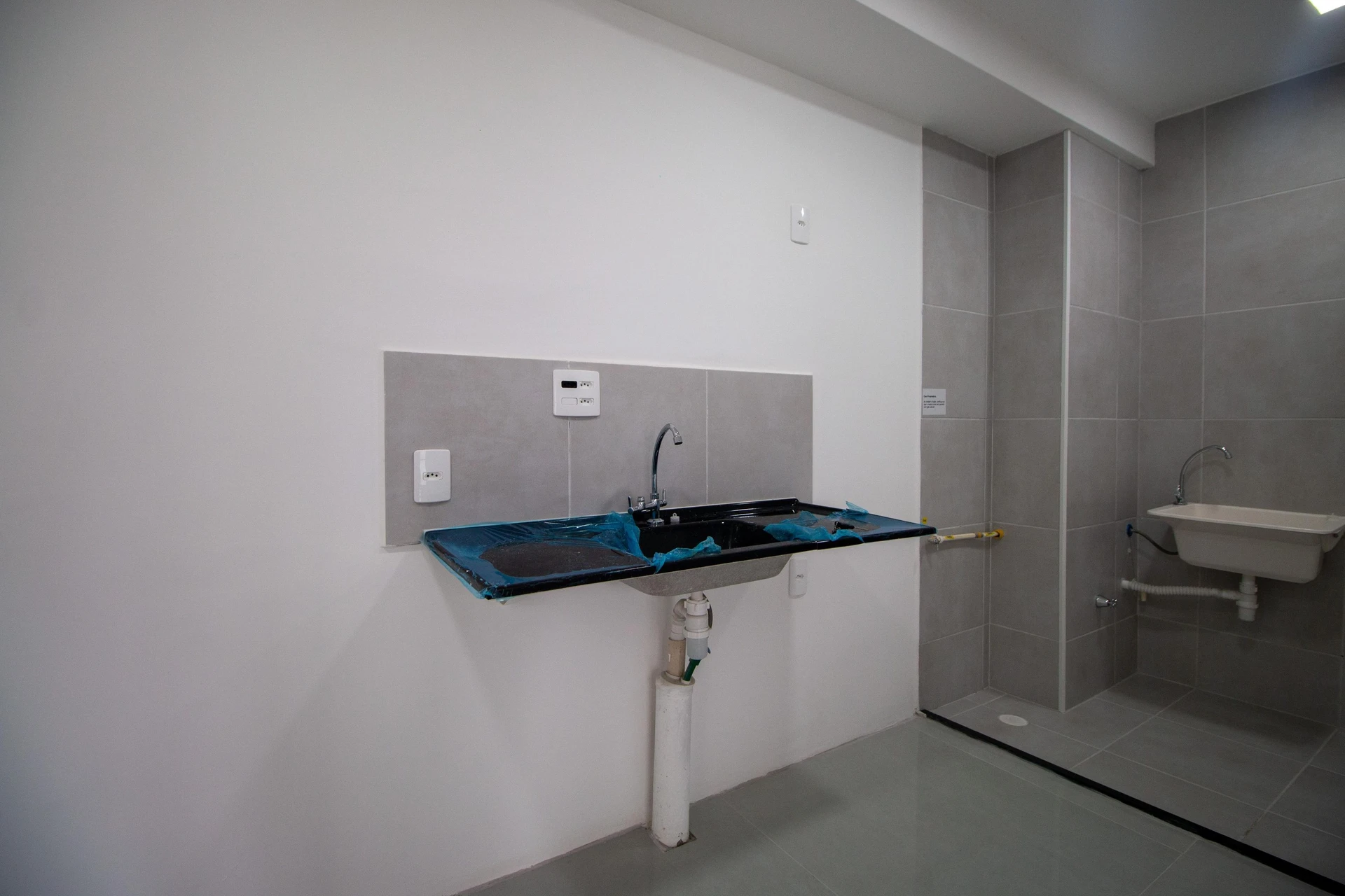 2-bedroom apartment in a building with a gym — photo 7
