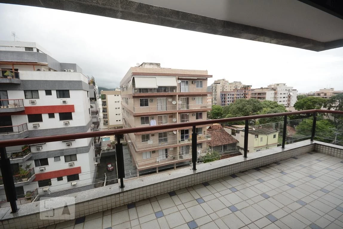 4-bedroom apartment in a building with a pool — photo 8