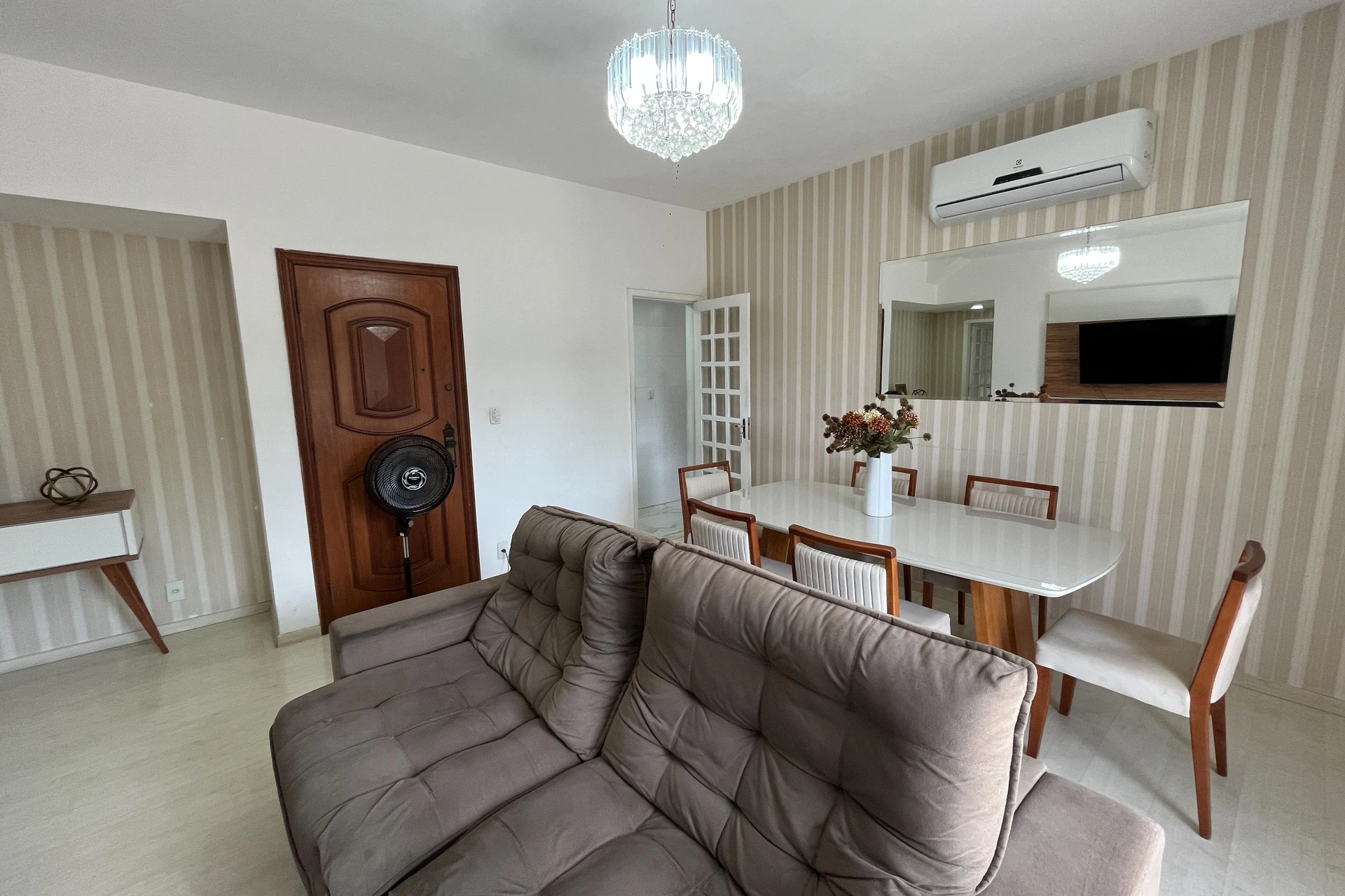 Glass-enclosed balcony in a 3-bedroom apartment, 131 m² — photo 30