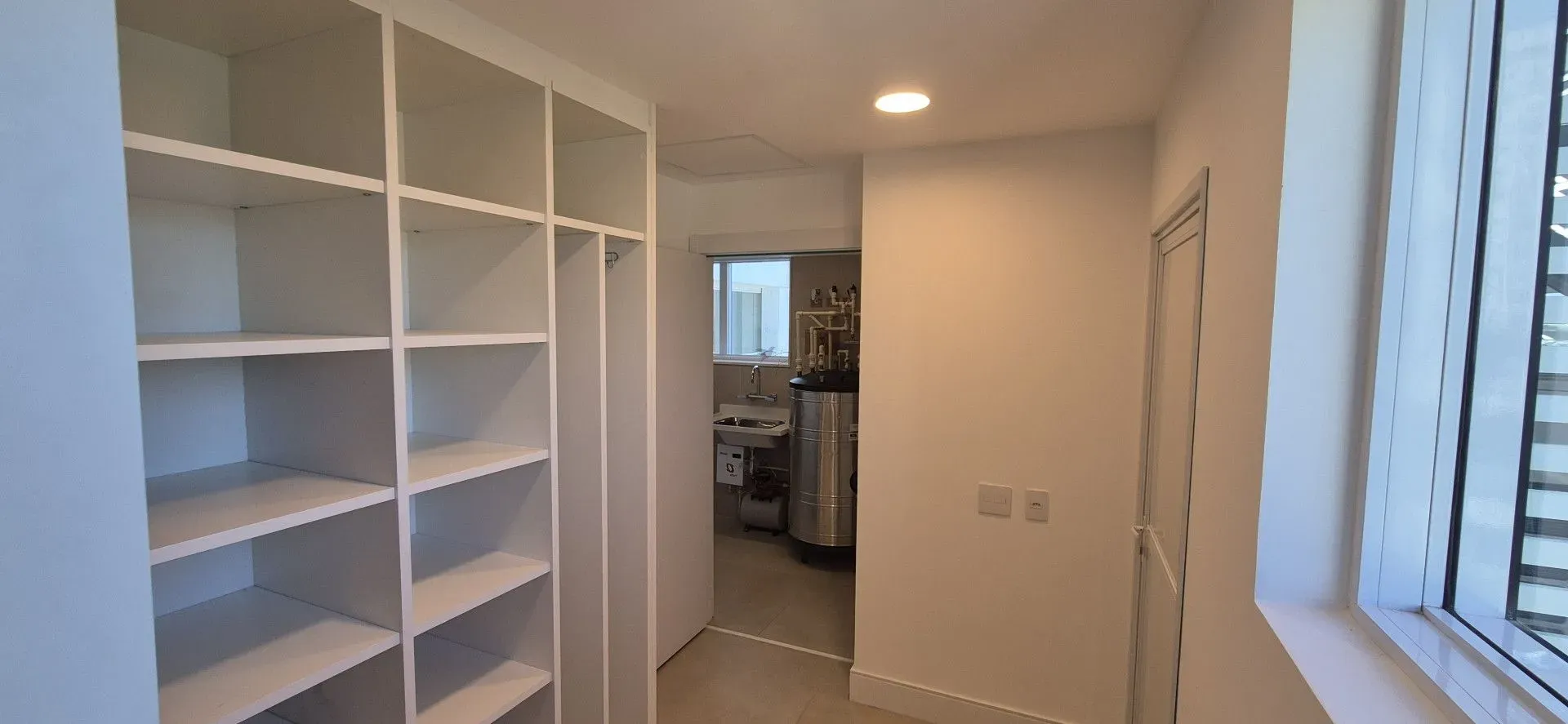 Unfurnished 4-bedroom apartment with closed kitchen — photo 15