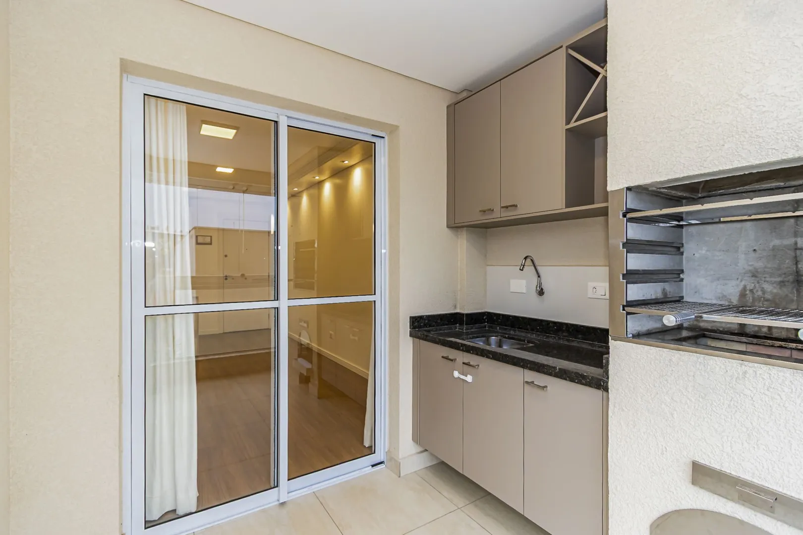Balcony with a grill in a 2-bedroom apartment, 59 m² — photo 7