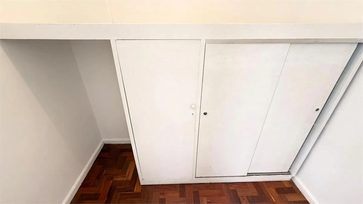 Wood or laminate floors in a 3-bedroom apartment, 91 m² — photo 37