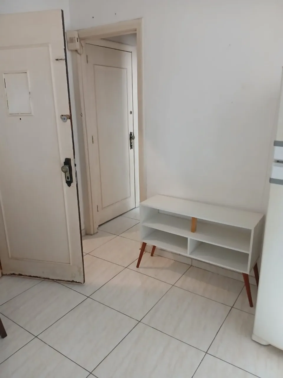 Furnished 1-bedroom apartment with a glass shower — photo 11