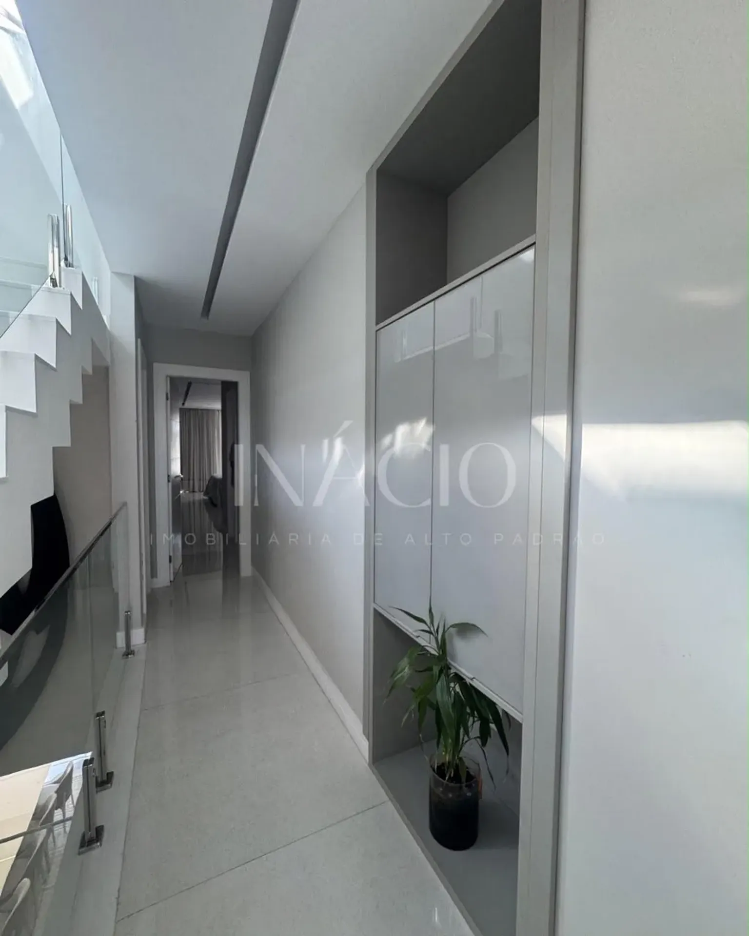 Furnished house, 600 m², with floor-to-ceiling windows — photo 12