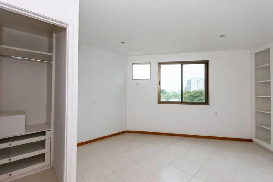 183 m² apartment with a walk-in closet and a bathtub — photo 22