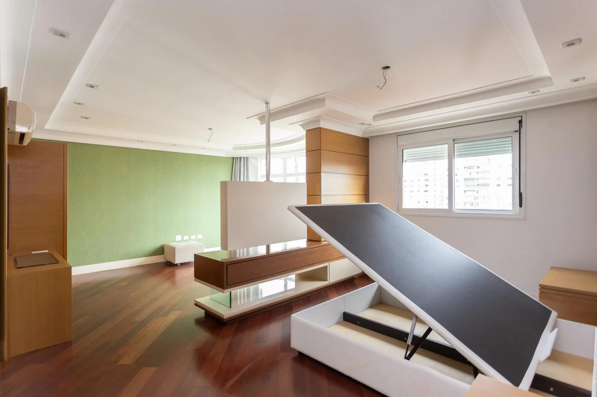 Glass-enclosed balcony in a 3-bedroom apartment, 297 m² — photo 31
