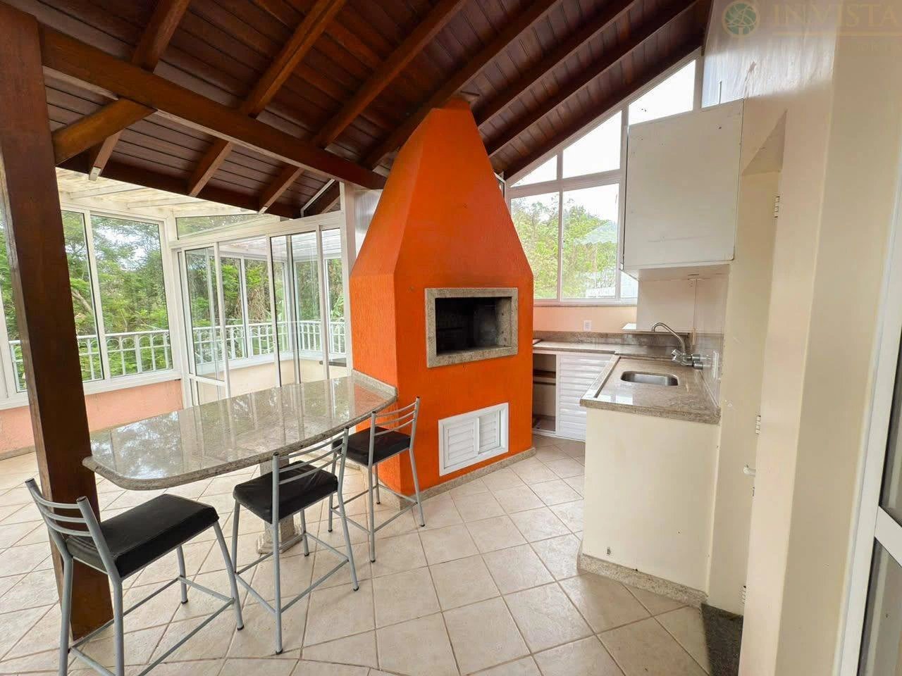 3-bedroom house with a bathtub