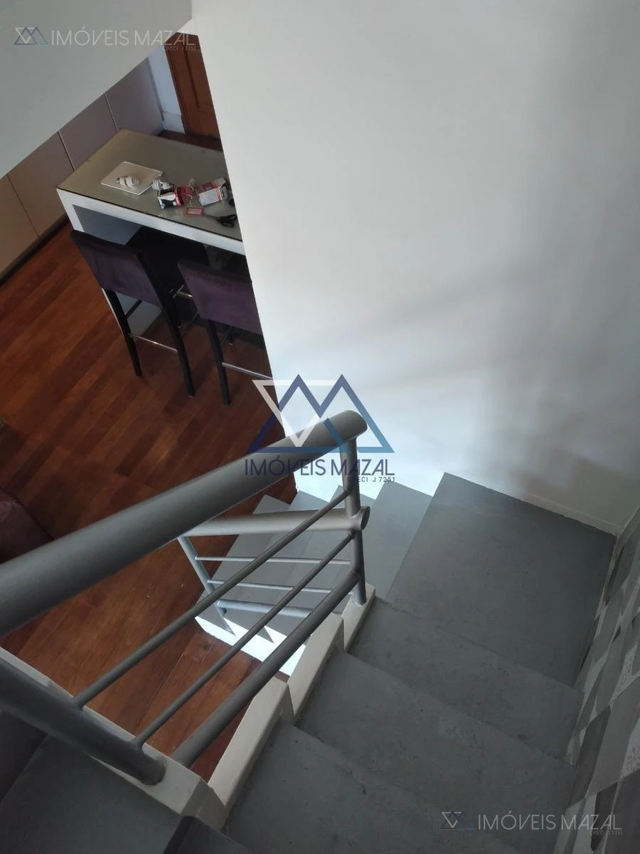 Glass-enclosed balcony in a one-bedroom apartment, 102 m² — photo 30