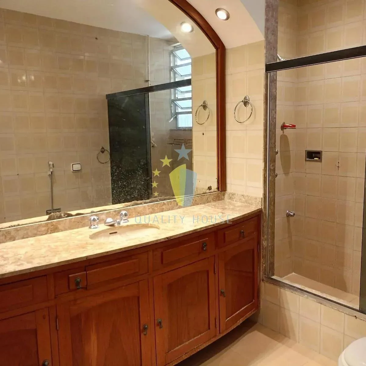Bathtub in a 2-bedroom apartment, 90 m² — photo 12