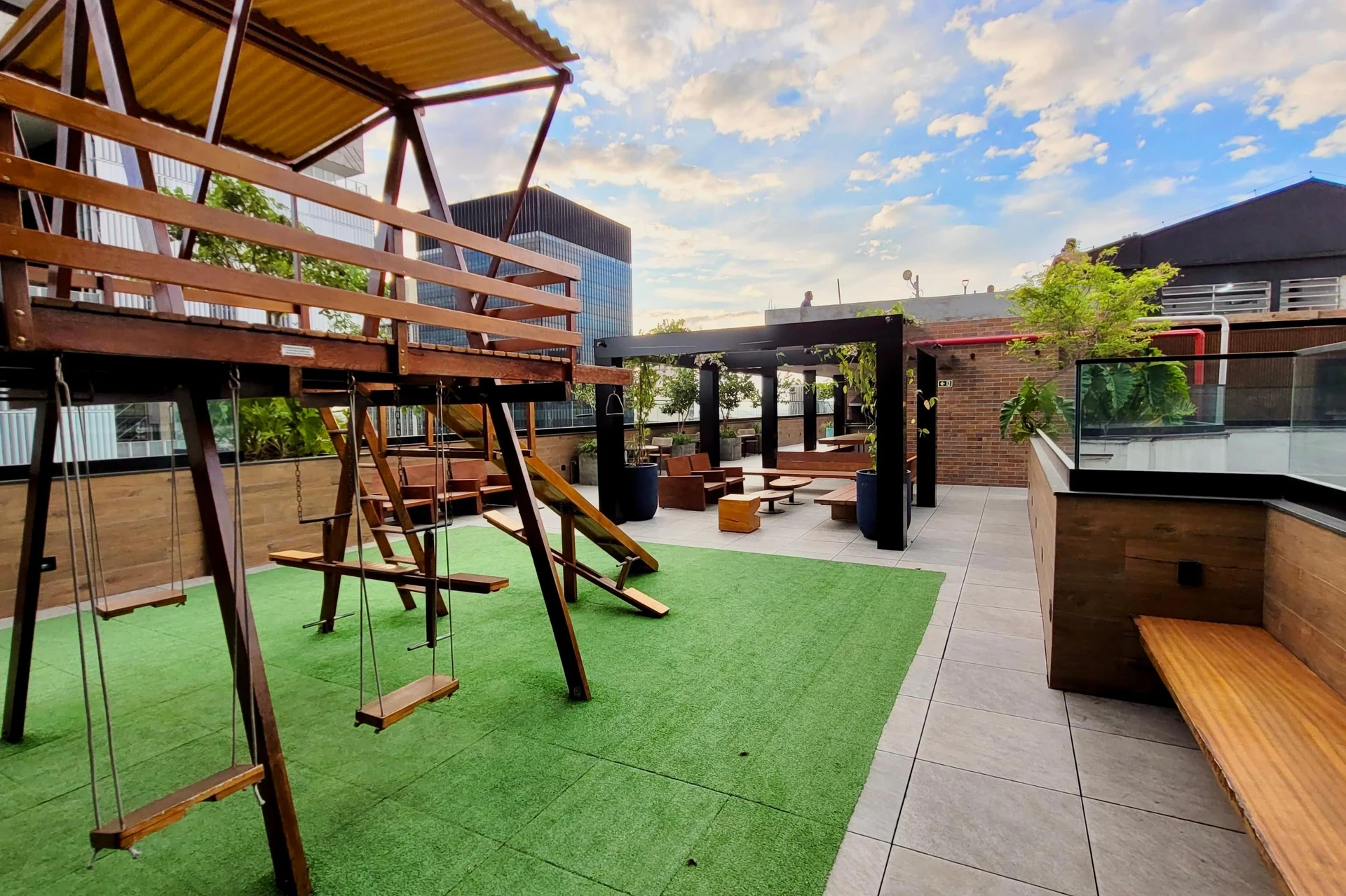 Furnished 2-bedroom apartment with 1 suite and balcony — photo 3