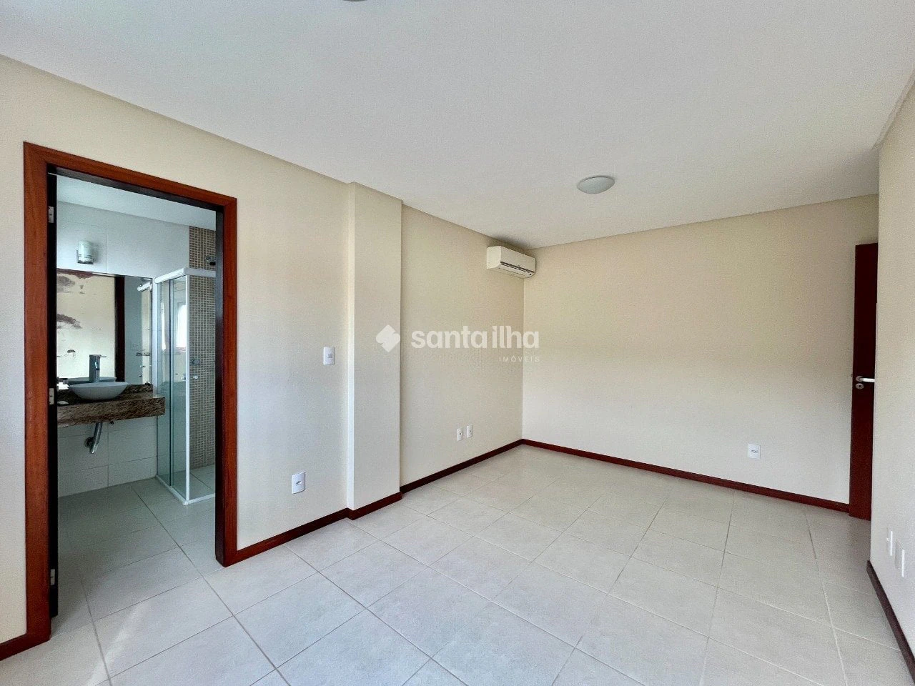 Balcony with a grill in a 2-bedroom apartment, 73 m² — photo 13