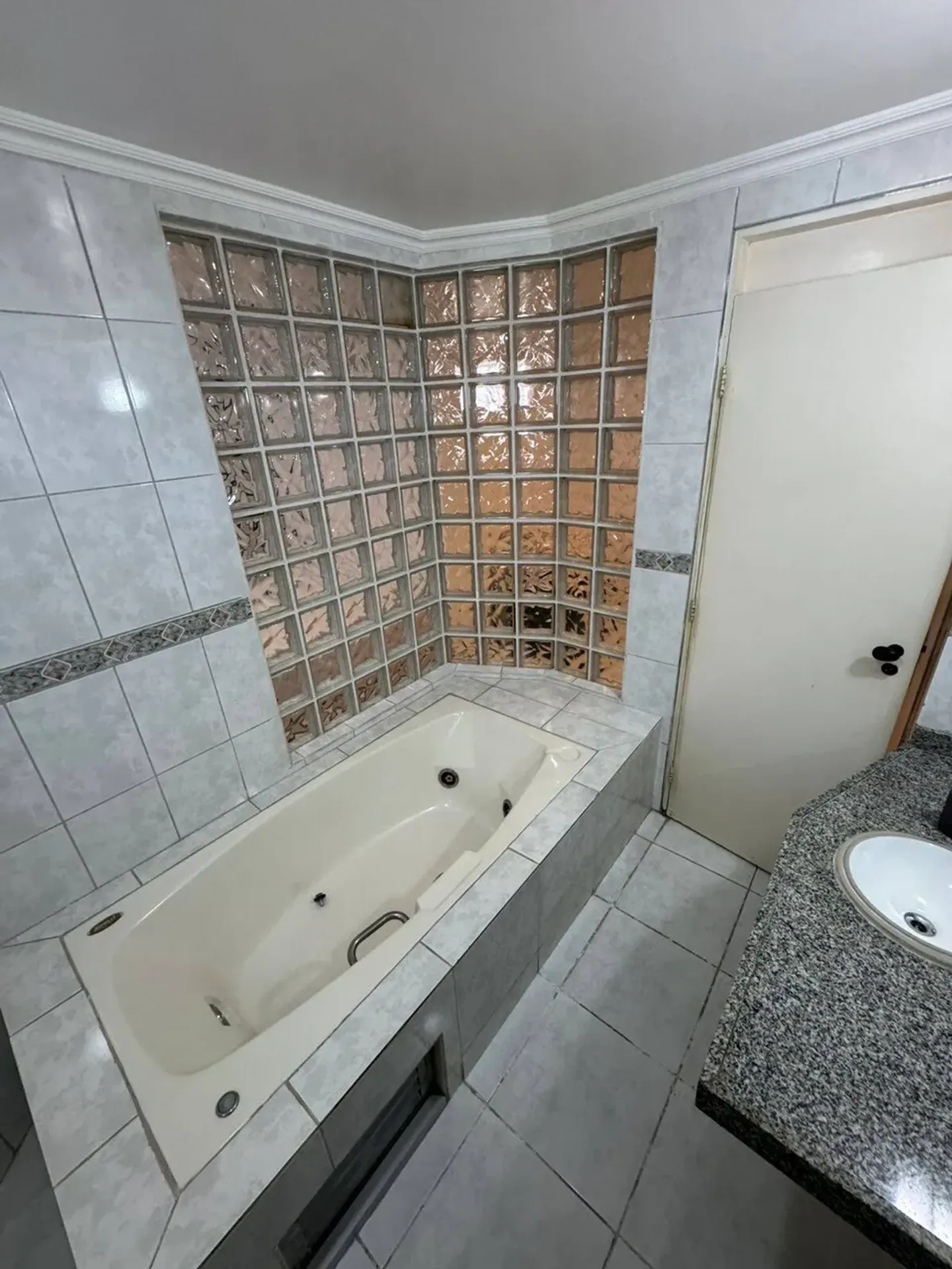 4-bedroom apartment in a building with a pool — photo 17