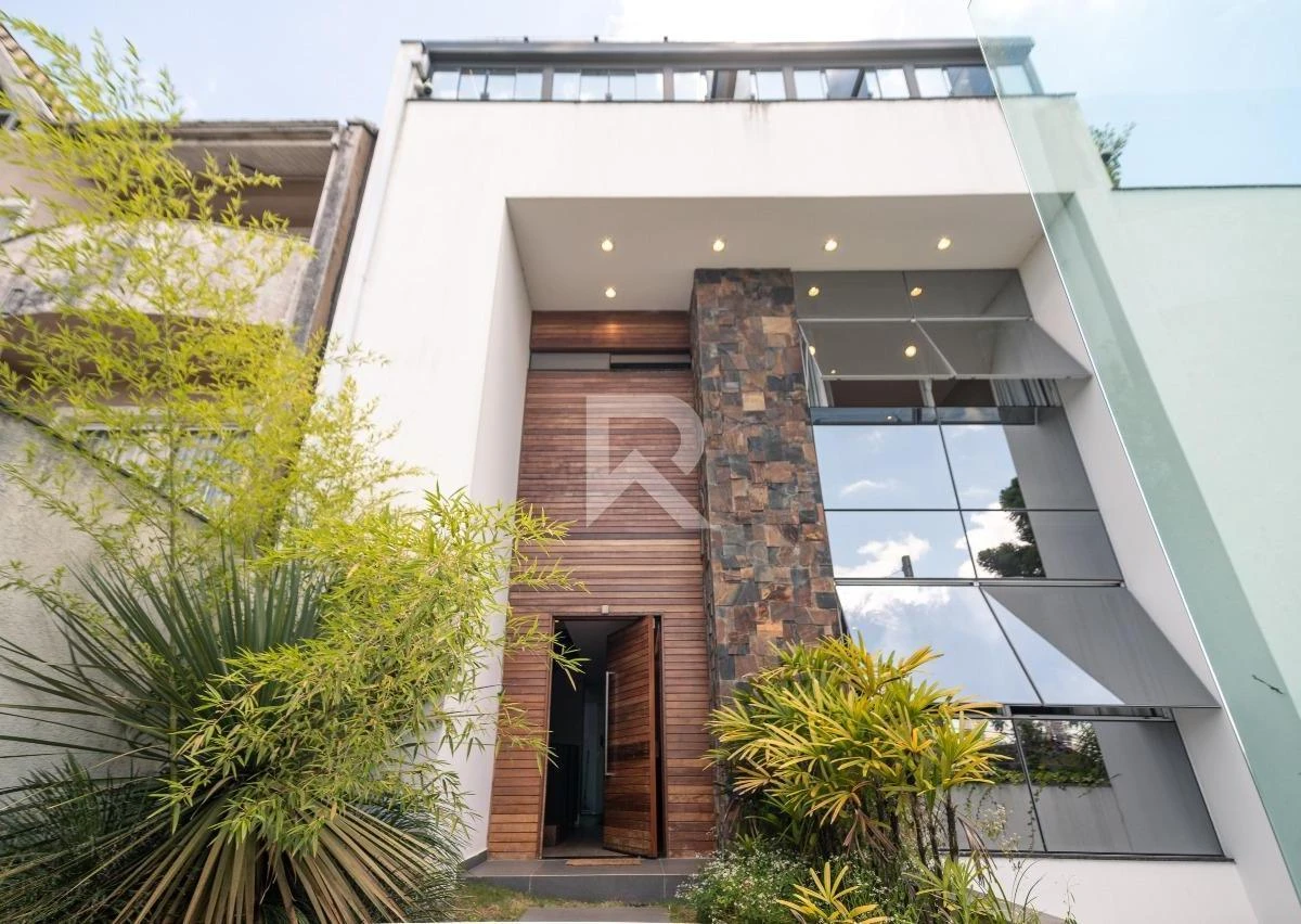 Casa con ventanales de piso a techo en Curitiba — photo 8