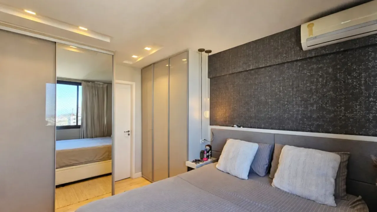 Balcony with a grill in a 3-bedroom apartment, 250 m² — photo 20