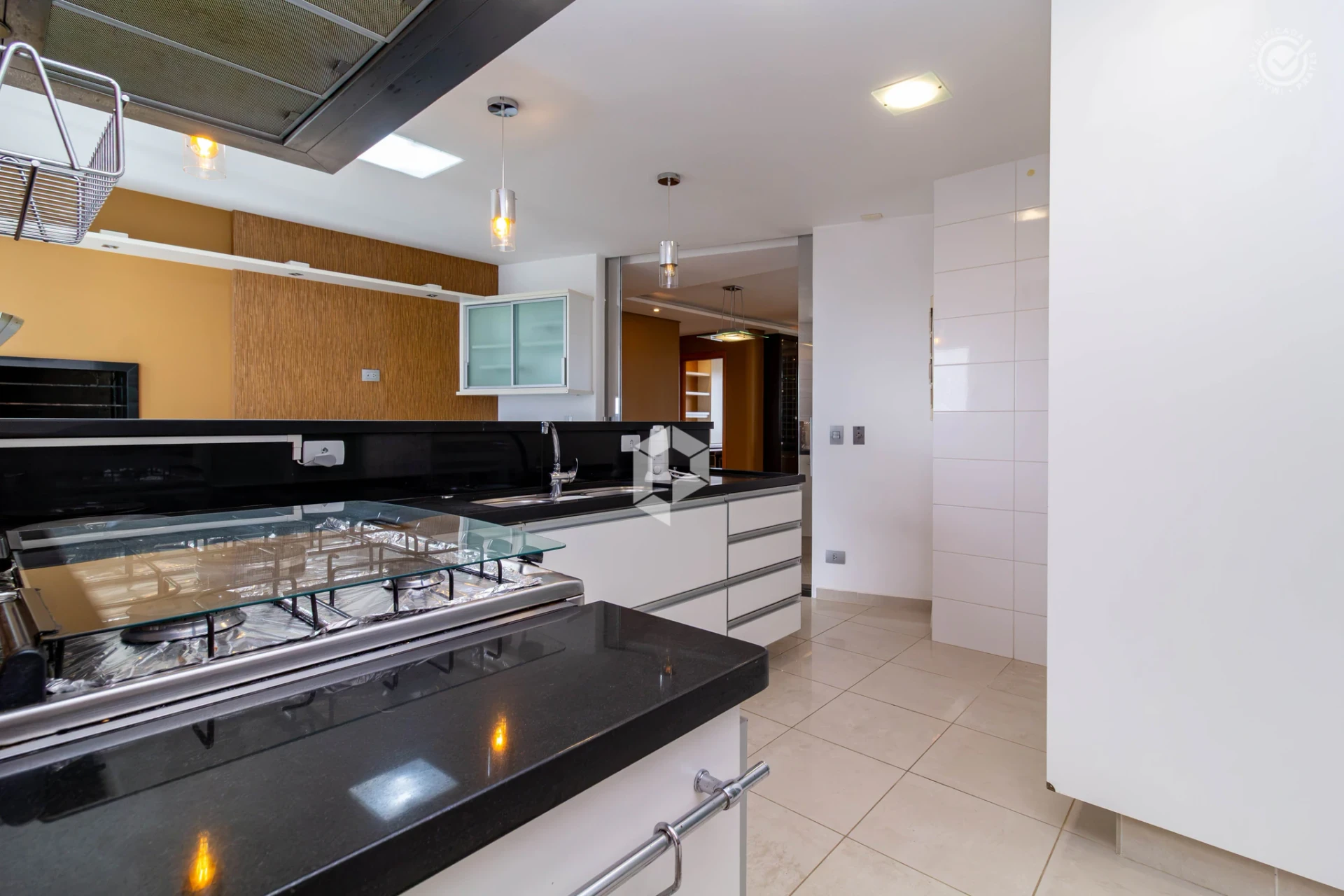 Bathtub in a 3-bedroom apartment, 180 m² — photo 10