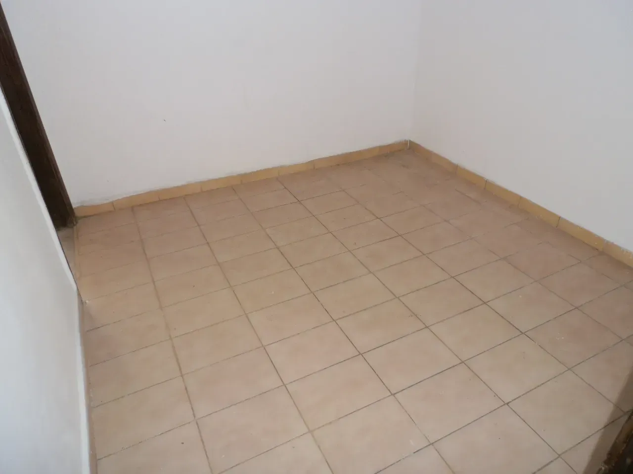 Unfurnished 2-bedroom apartment with balcony — photo 10