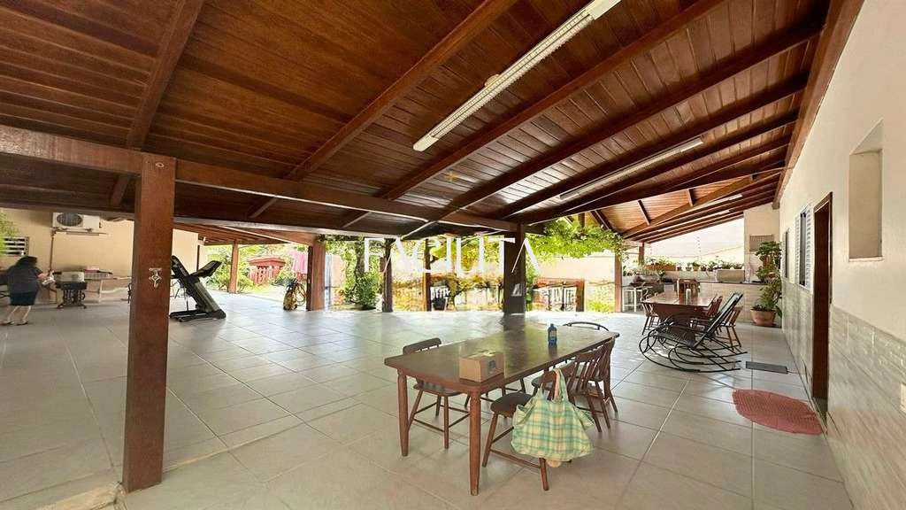 House with 5 bedrooms and a private garden — photo 2