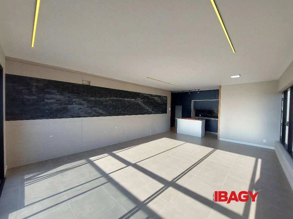 Unfurnished 64 m² studio with laundry area — photo 2