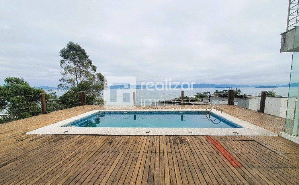Bañera y 3 dormitorios: casa de 718 m² — photo 24