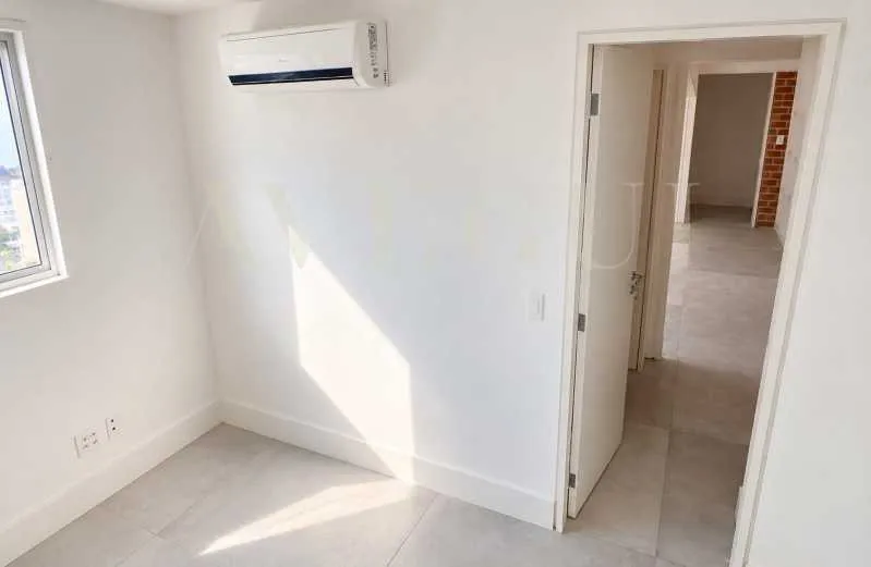 3-bedroom apartment in a building with a pool — photo 5