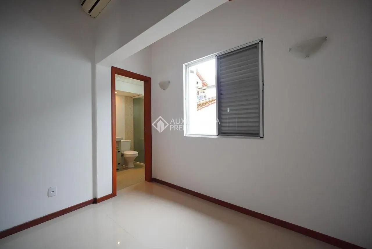 Walk-in closet in a 3-bedroom house, 140 m² — photo 10