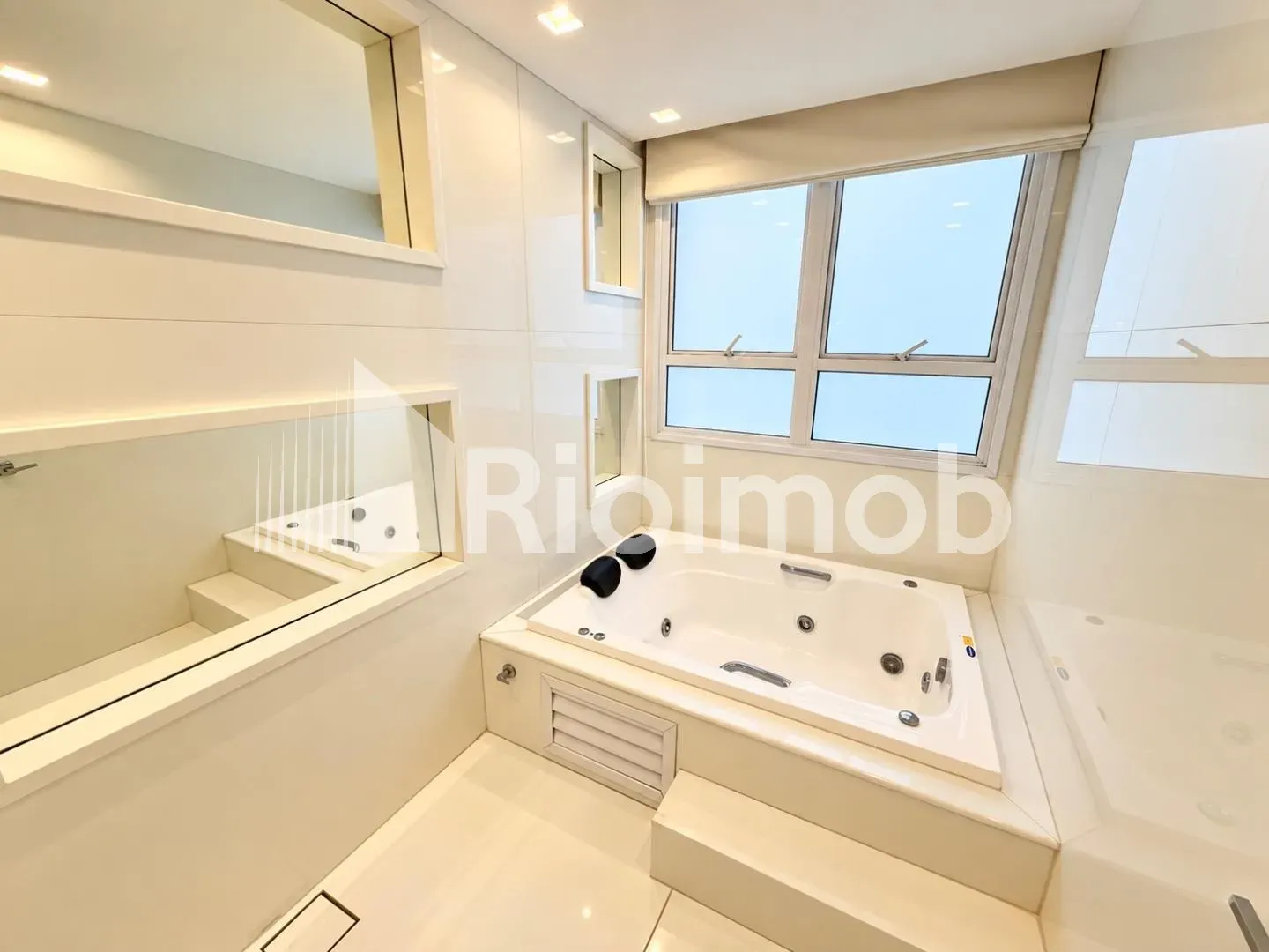 Ванна та 5 спалень: будинок 889 м² — photo 24