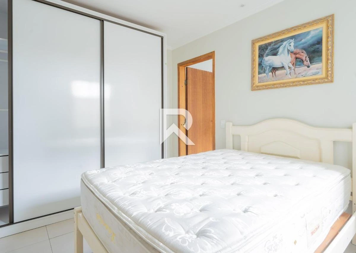 250 m² house with a walk-in closet and a bathtub — photo 4