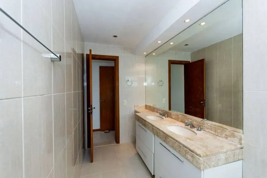 183 m² apartment with a walk-in closet and a bathtub — photo 11