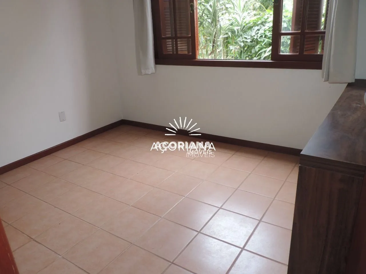 Fireplace in a 5-bedroom house, 350 m² — photo 5