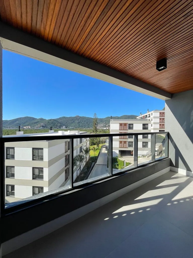 Balcony with a grill in a 3-bedroom apartment, 131 m²