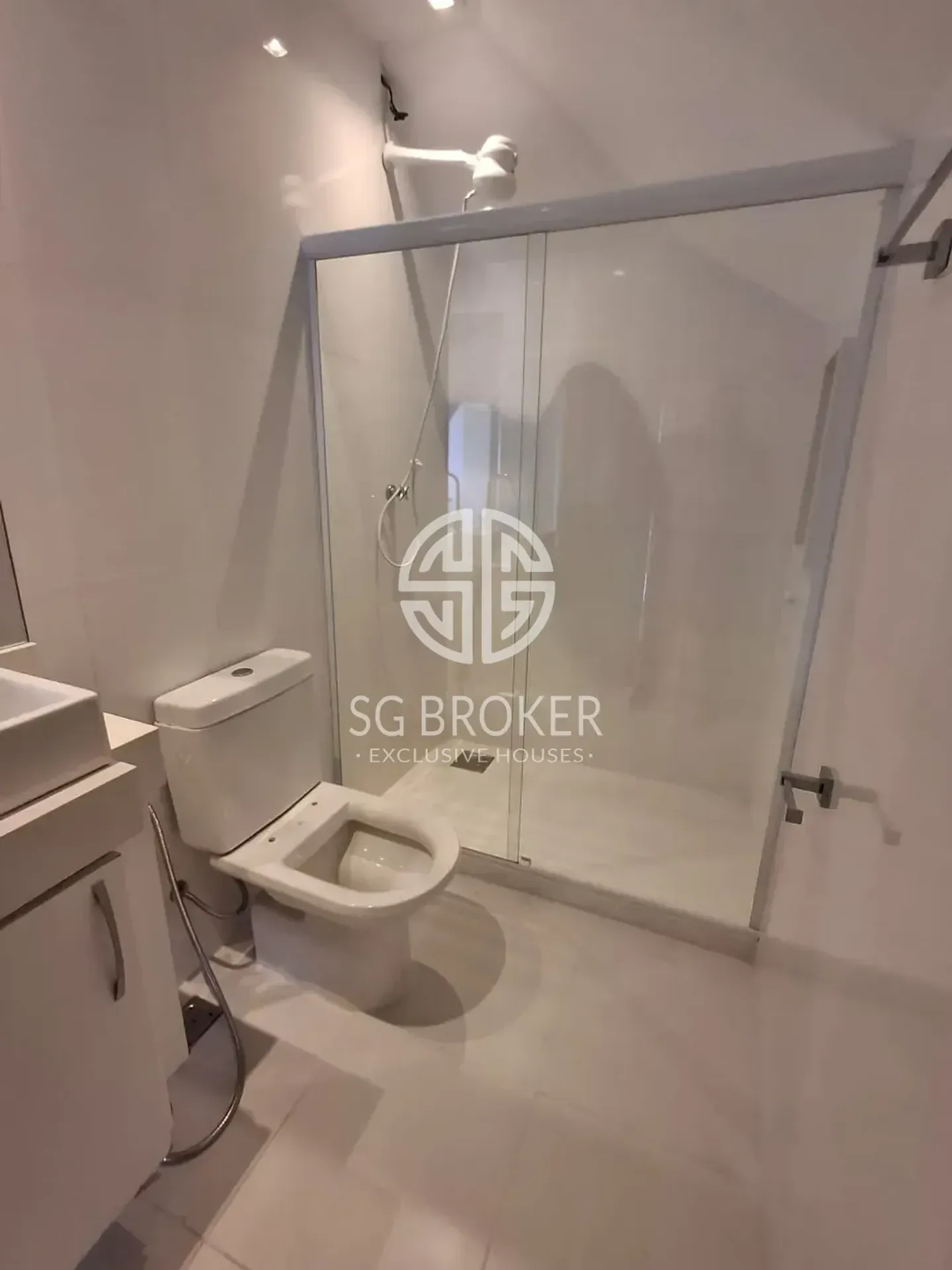 Casa com 5 suítes e 5 banheiros, 330 m² — photo 47