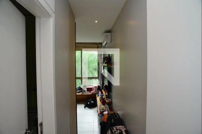 298 m² rental apartment with 4 en-suite bedrooms and balcony — photo 42