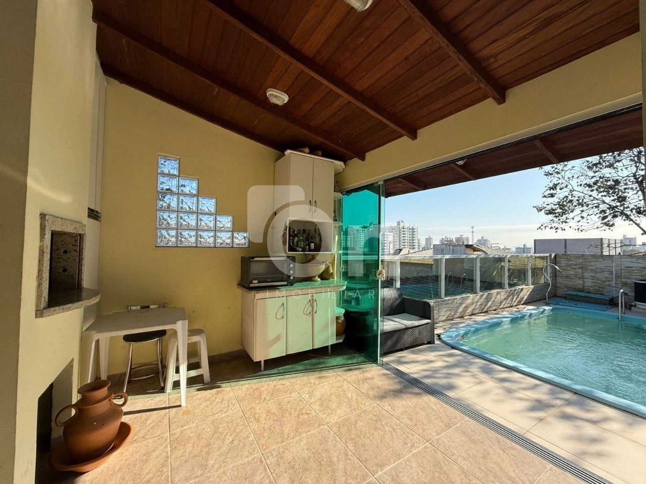 Floor-to-ceiling windows in a 5-bedroom house, 300 m² — photo 26