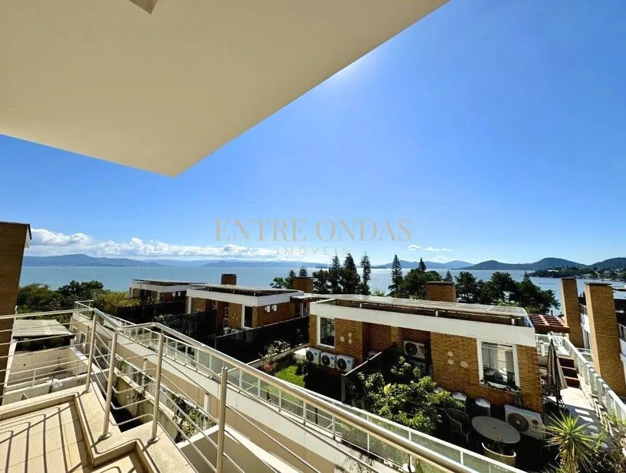 Water view in a 4-bedroom house, 263 m²