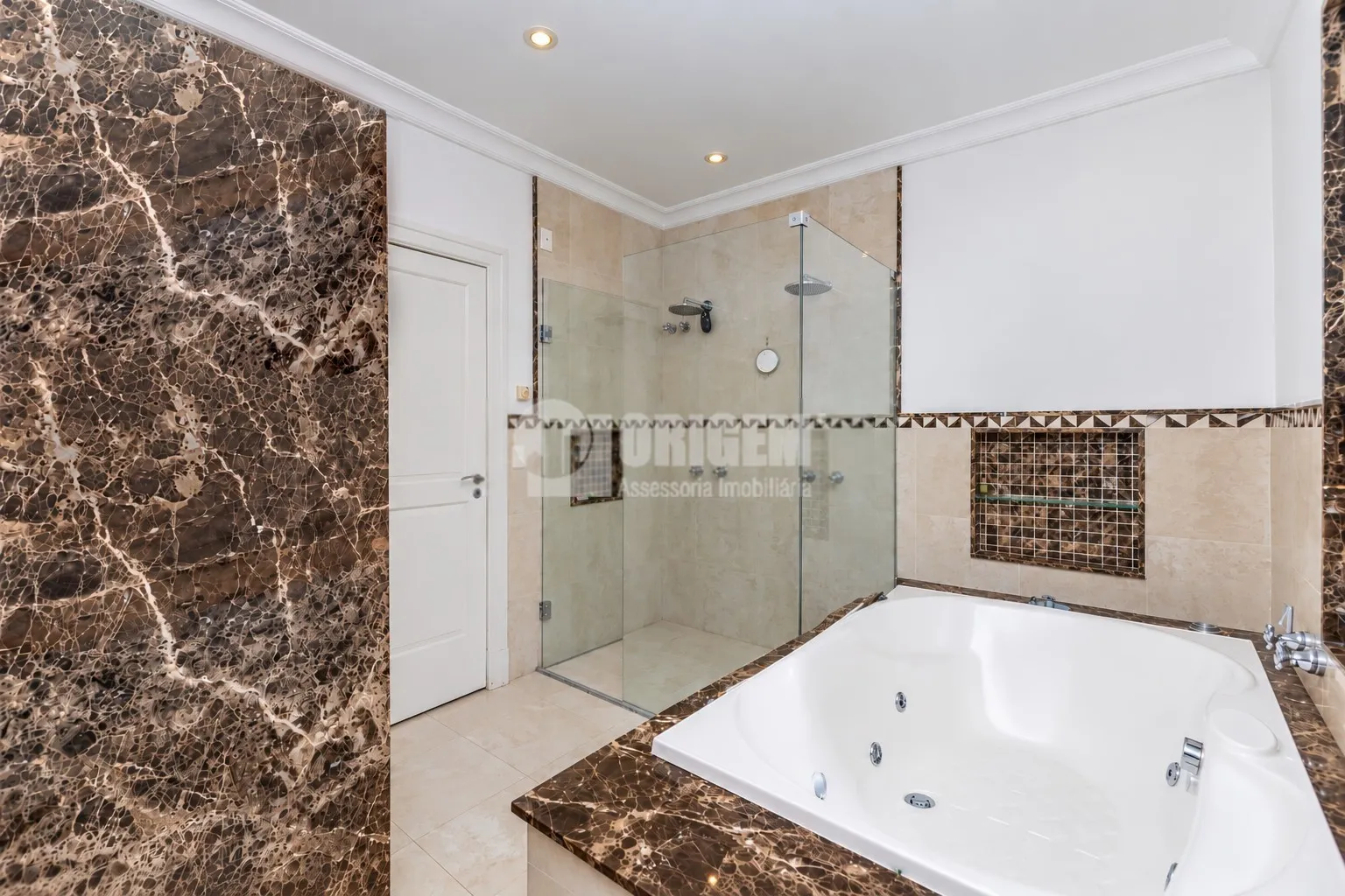 589 m² house with a bathtub and a water view — photo 11