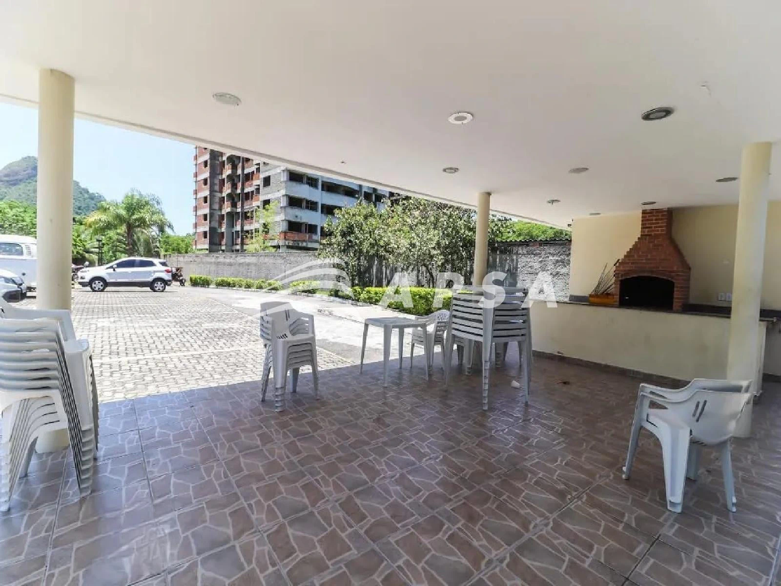 Unfurnished 2-bedroom apartment with a private BBQ — photo 25